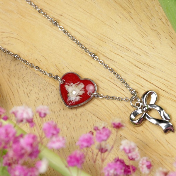 Close to the Heart - Valentine's Day Collection. Classic necklace with gypsophila and bow