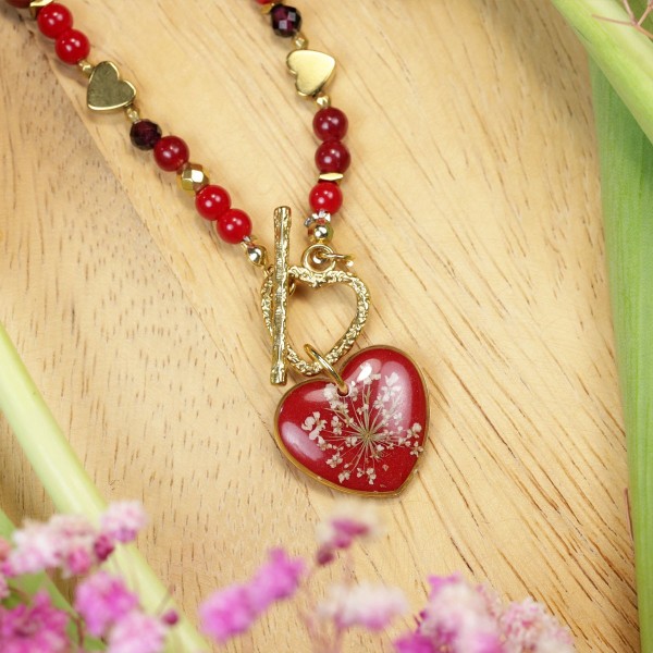 Close to the Heart - Valentine's Day Collection. Heart necklace with wild carrot flower