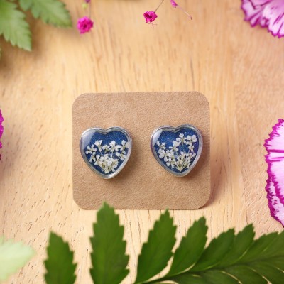 Heart stud earrings with wild carrot flower