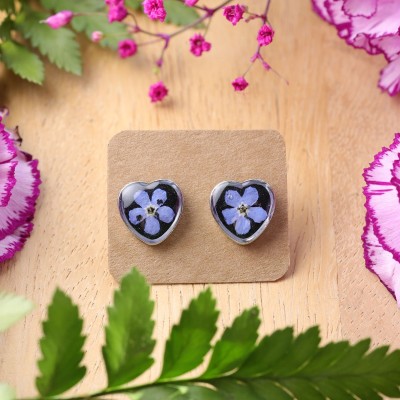 Heart stud earrings with forget-me-not