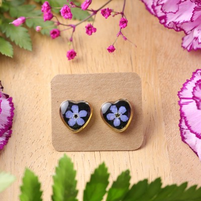Heart stud earrings with forget-me-not