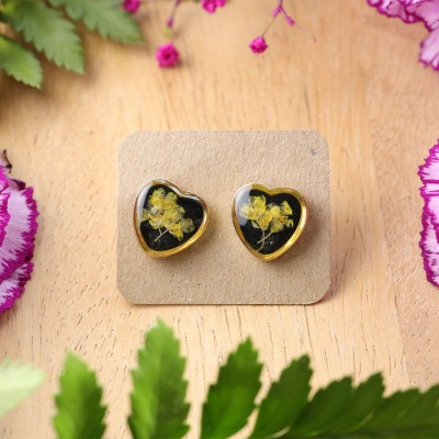 Heart stud earrings with alyssum