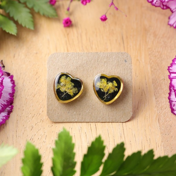 Heart stud earrings with alyssum