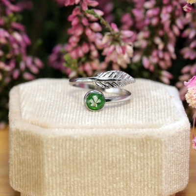 Leaf ring with wild carrot flower