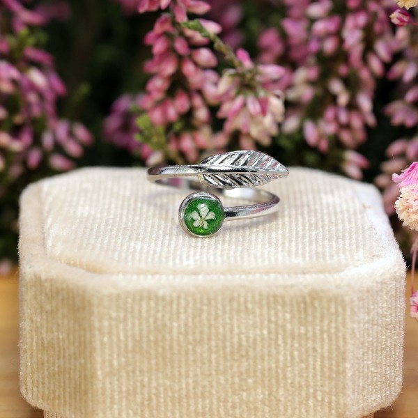 Leaf ring with wild carrot flower