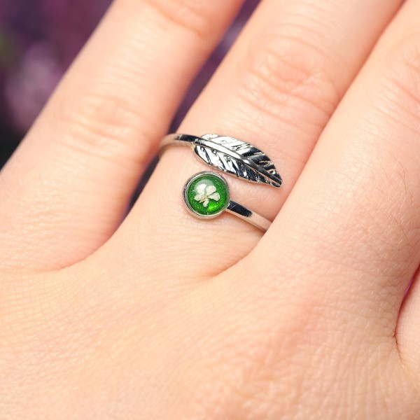 Leaf ring with wild carrot flower