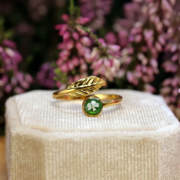 Leaf ring with wild carrot flower