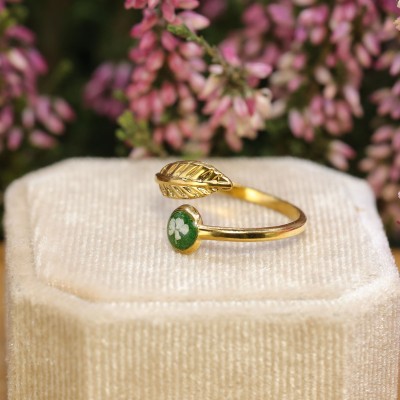 Leaf ring with wild carrot flower