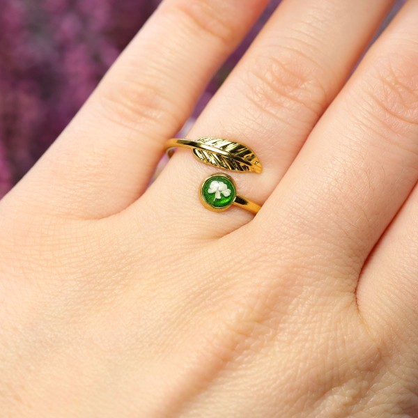 Leaf ring with wild carrot flower