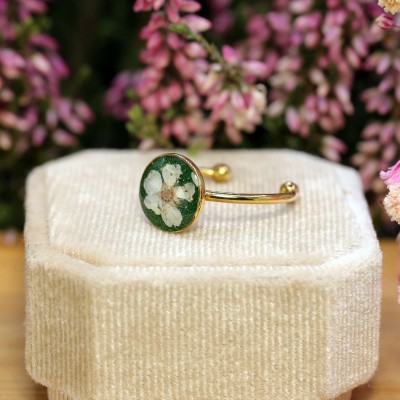 Classic ring with spirea