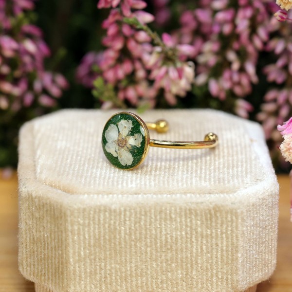 Classic ring with spirea