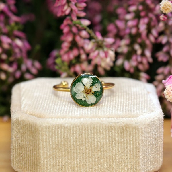 Classic ring with spirea