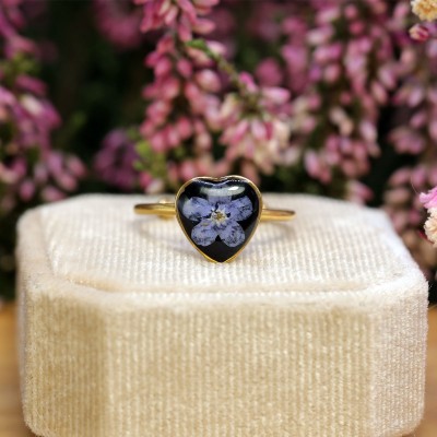 Heart ring with forget-me-not