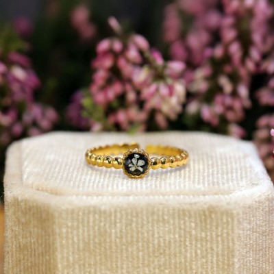 Ornamental ring with a wild carrot flower