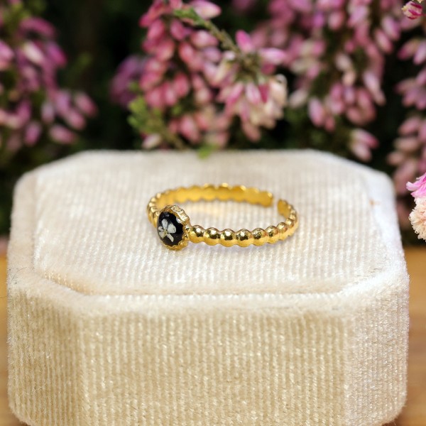 Ornamental ring with a wild carrot flower