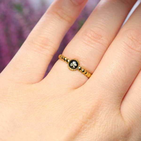 Ornamental ring with a wild carrot flower