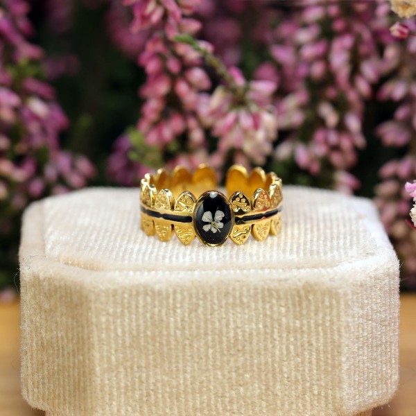 Ornamental ring with a wild carrot flower