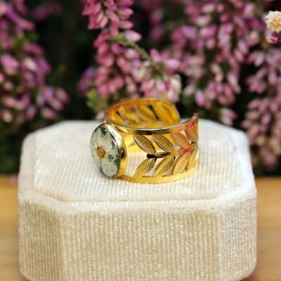 Ornamental ring with spirea