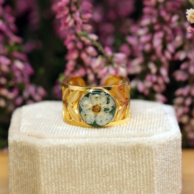 Ornamental ring with spirea