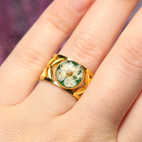 Ornamental ring with spirea