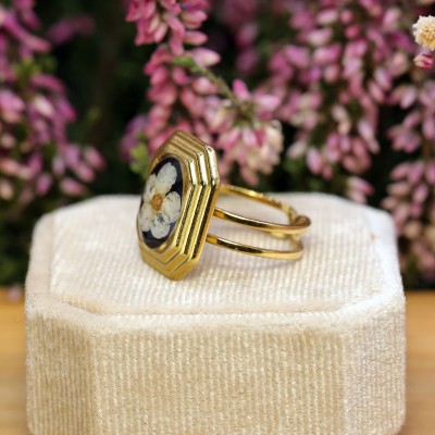 Ornamental ring with spirea