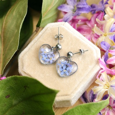Classic heart earrings with forget-me-nots