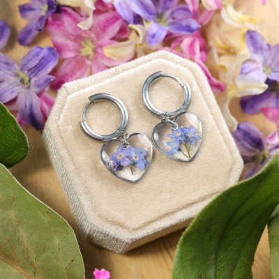 Classic heart earrings with forget-me-nots