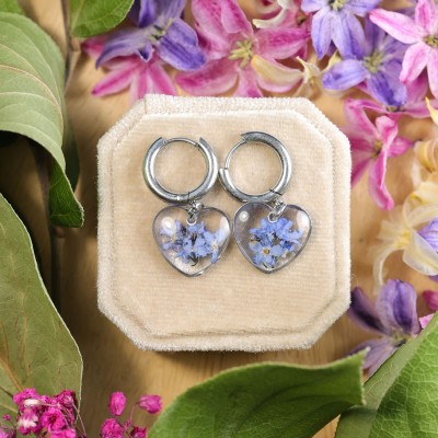 Classic heart earrings with forget-me-nots