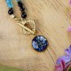 Naszyjnik pełen kamieni z kwiatem dzikiej marchwi