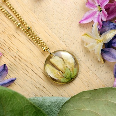 Classic necklace with wildflowers