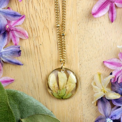 Classic necklace with wildflowers