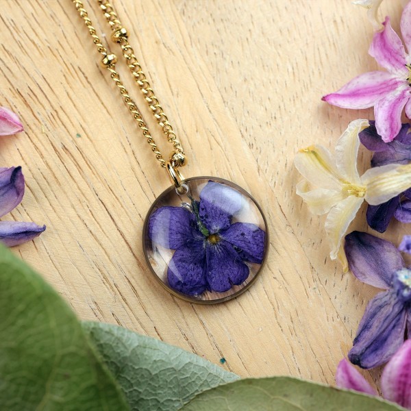 Classic necklace with violet