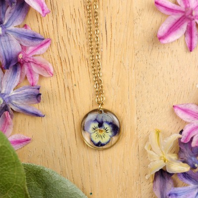 Classic necklace with pansy