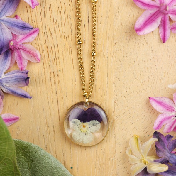 Classic necklace with pansy