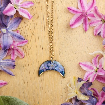 Classic lunula necklace with forget-me-not