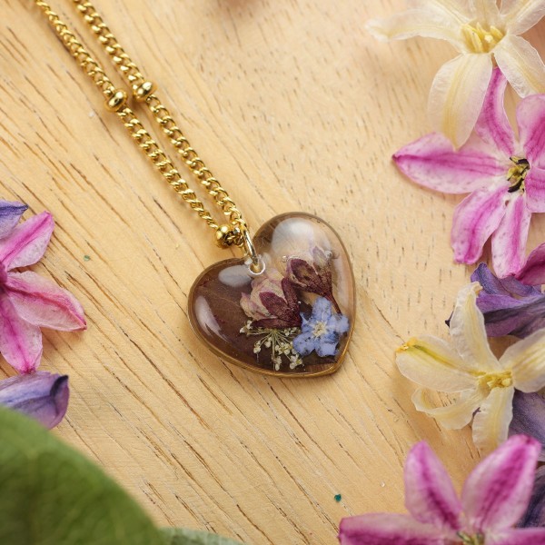 Classic heart necklace with a bouquet of flowers