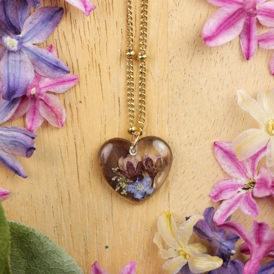 Classic heart necklace with a bouquet of flowers