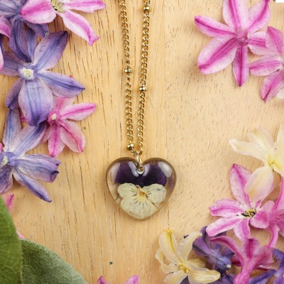 Classic heart necklace with pansy