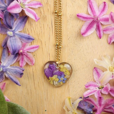 Classic heart necklace with a bouquet of flowers