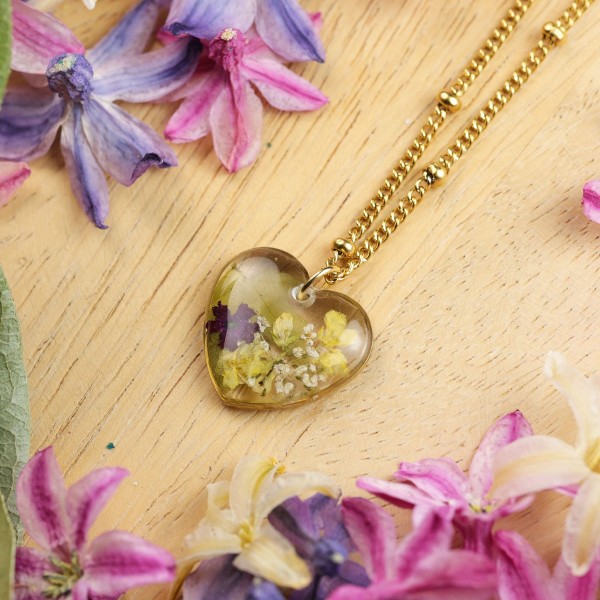 Classic heart necklace with a bouquet of flowers