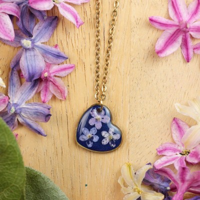 Classic heart necklace with forget-me-not