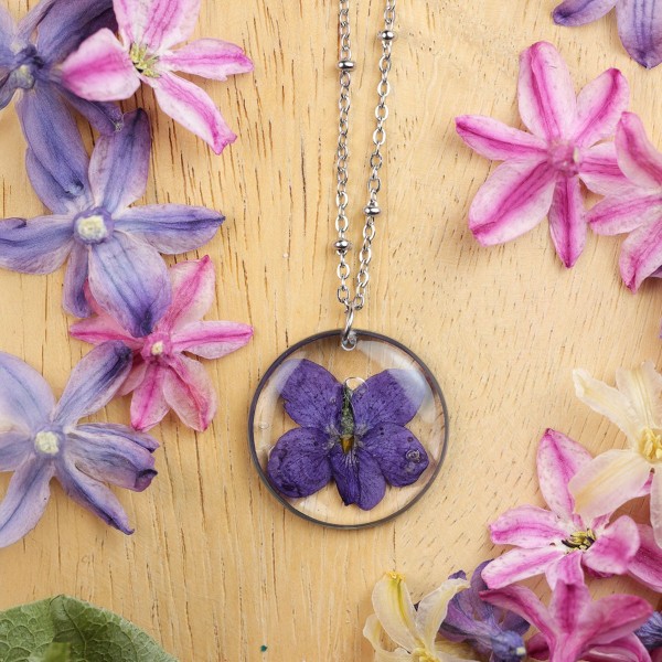 Classic necklace with violet