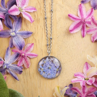Classic necklace with forget-me-not