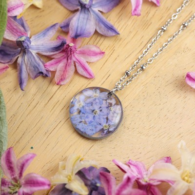Classic necklace with forget-me-not