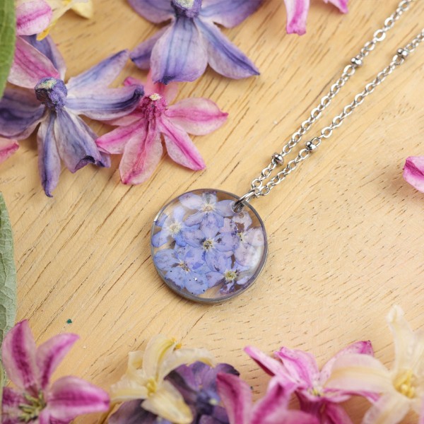 Classic necklace with forget-me-not