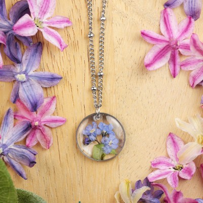 Classic necklace with forget-me-not