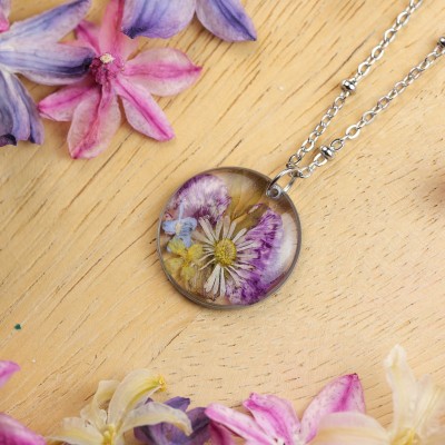 Classic necklace with a bouquet of flowers