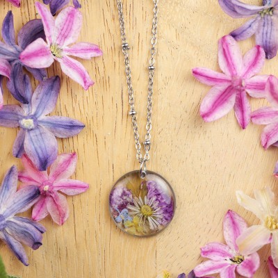 Classic necklace with a bouquet of flowers