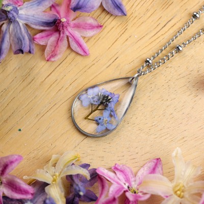 Classic necklace with forget-me-not