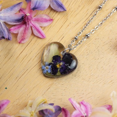 Classic necklace with a bouquet of flowers
